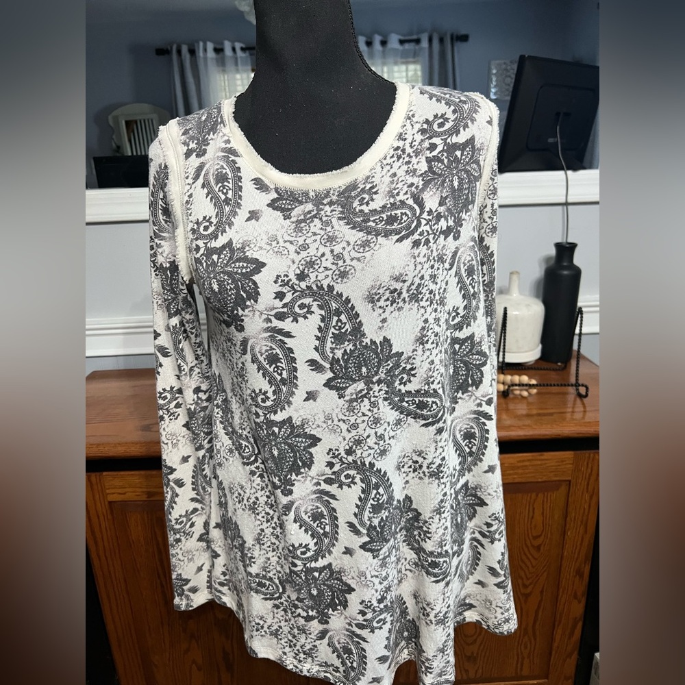 Rewind Black and White Floral Long Sleeve Tunic Top EUC - Picture 6 of 8